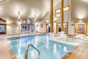 Una gran piscina cubierta con jacuzzi en un edificio. en Trail Creek Unit 44, en Killington