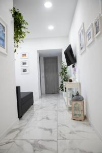 un soggiorno con pareti bianche e pavimenti in marmo di B&B Carpe Diem a Castel Gandolfo