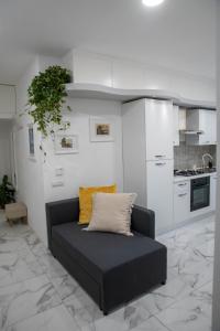 un soggiorno con divano in cucina di B&B Carpe Diem a Castel Gandolfo