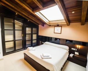 מיטה או מיטות בחדר ב-Casa Rural Spa La Chirumba