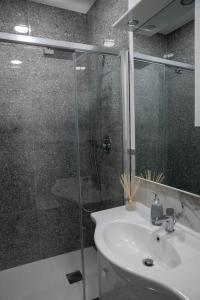 bagno con doccia in vetro e lavandino di B&B Carpe Diem a Castel Gandolfo