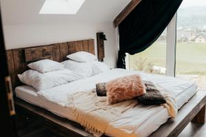 Posteľ alebo postele v izbe v ubytovaní Dream Hill - Dom Premium z jacuzzi oraz sauną w cenie i na wyłączność + 37 fotografií