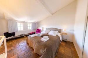 - une chambre avec un lit et 2 serviettes dans l'établissement Monte Arena Chambre d'hôtes, à Montaren-et-Saint-Médiers