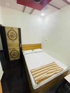 Postel nebo postele na pokoji v ubytování Hotel Arsh Palace