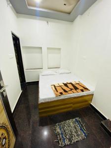 a bedroom with a bed in a room at Hotel Arsh Palace in Ajmer +4 photos