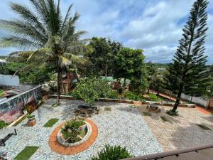 einen Blick über einen Innenhof mit einer Palme in der Unterkunft family garden 