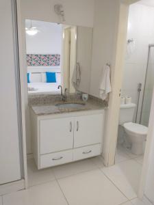 a bathroom with a sink and a toilet at Aconchego Taperapuan Residencial Mont Carmelo in Porto Seguro