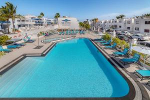 an overhead view of a swimming pool at a resort at Rosamar Apartamentos in Puerto del Carmen