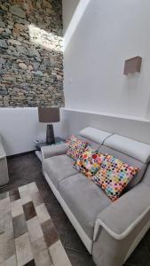 sala de estar con sofá y 2 almohadas en Maison duplex à 5 minutes à pied de la mer, en Binic