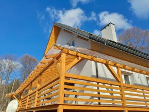 une maison à colombages avec un toit en gambrel dans l'établissement Sowinka, à Lutowiska