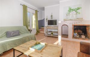 un soggiorno con divano e camino di Cozy Home In Algajola With Kitchen a Algajola