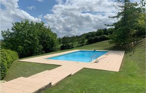 ein Schwimmbad in der Mitte eines Grasfeldes in der Unterkunft Amazing Home In Lusignac With Outdoor Swimming Pool in Lusignac