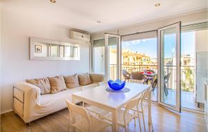 ein Wohnzimmer mit einem Sofa und einem Tisch in der Unterkunft Nice Apartment In Santa Pola With House Sea View in Santa Pola