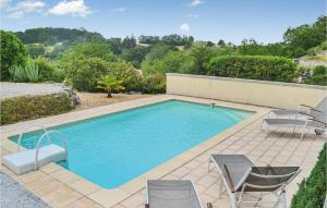 einen Pool mit 2 Stühlen und einem Tisch in der Unterkunft Gorgeous Home In Brantme With Outdoor Swimming Pool in Brantôme