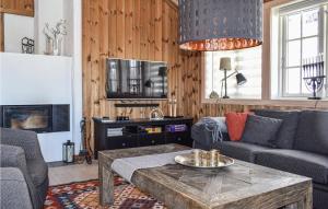 a living room with a couch and a table at Cozy Home In Rjukan With House A Mountain View in Rjukan
