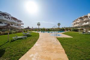 un complejo con parque infantil y piscina en El Nido, en San Juan de los Terreros