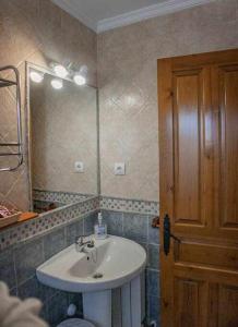 Ett badrum på El Nido de Gredos cuco apartamento