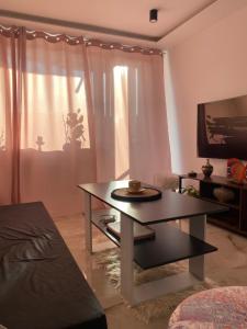 Televízia a/alebo spoločenská miestnosť v ubytovaní Apartament z balkonem i widokiem na morze w Sopocie blisko Opery Leśnej