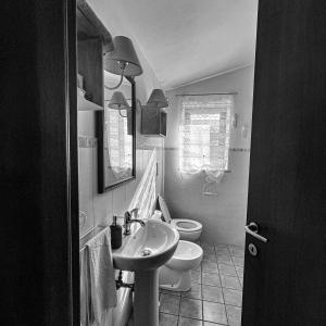 a bathroom with a sink and a toilet at B&B Nero Buono in Cori