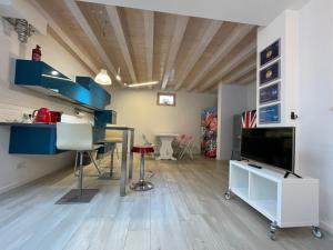 a living room with a table and a tv at INTERNO 2 Este centro in Este