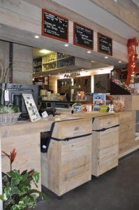 ein Fast-Food-Restaurant mit einer Theke mit einer Theke in der Unterkunft Hotel Aan Zee in De Panne