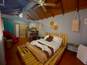 Postel nebo postele na pokoji v ubytování Finca Villa Chalet Del Rio Cali Farm Villa Chalet Cali River