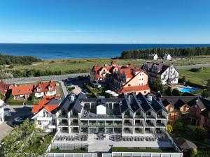 an aerial view of a resort with the ocean at Villa Vis a Vis in Trzęsacz