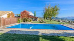 una piscina en el patio de una casa en El Morrón Algarinejo by Ruralidays en Algarinejo