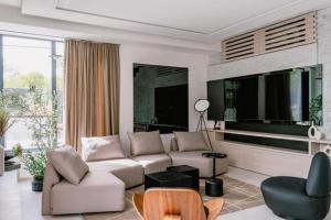Televízia a/alebo spoločenská miestnosť v ubytovaní Luxury Villa Hera + 37 fotografií