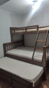 a couple of bunk beds in a room at Incrivel chacara com pisc e churrasq em Extrema MG in Extrema