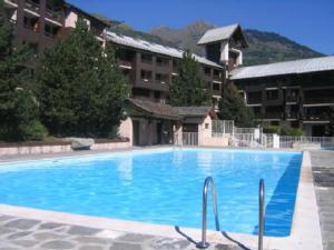 Bazén v ubytovaní 1 bedroom flat, heated pool, heart of village, parking, Wifi alebo v jeho blízkosti
