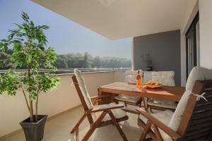 Balkón nebo terasa v ubytování Beautiful Two-Bedroom Seaside Apartment in Premantura