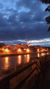 une vue d'une ville la nuit avec des lumières dans l'établissement L'Ancestrale, Beau T2, à Limoux
