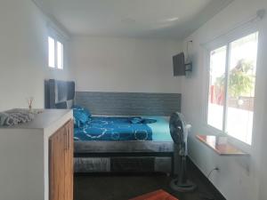 niewielka sypialnia z łóżkiem i oknem w obiekcie CASA HOTEL QR w mieście Cali