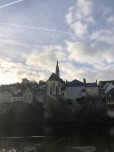 Blick auf eine Stadt mit einer Kirche und einem Fluss in der Unterkunft -Le Petit Mouton- Spacieux logement centre ville in Argenton-sur-Creuse