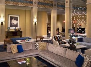 - un grand salon avec un canapé et des chaises dans l'établissement Kimpton Hotel Monaco Seattle, an IHG Hotel, à Seattle