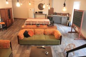 ein Wohnzimmer mit einem Sofa und einer Küche in der Unterkunft -Le Petit Mouton- Spacieux logement centre ville in Argenton-sur-Creuse