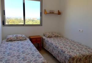 Dos camas en una habitación con ventana. en Cozy bright apartment, en Guardamar del Segura 22 fotos más
