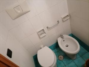 un piccolo bagno con servizi igienici e bidet di Atlantic Ostello B&B a Napoli