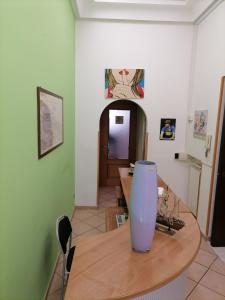 un jarrón sentado en una mesa de madera en una habitación en Atlantic Ostello B&B, en Nápoles
