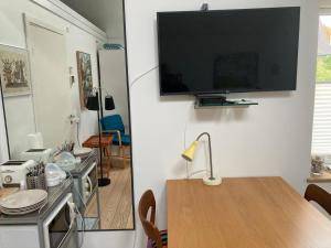 a living room with a table and a tv on a wall at BB-Risskov in Risskov