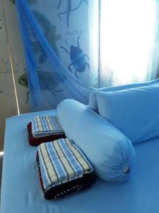 Una cama con dos almohadas encima. en Tahan Guest House en Kuala Tahan
