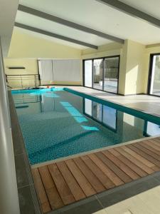 una gran piscina de agua azul en un edificio en Studio cosy avec en option piscine accessible de avril à octobre, en Quimperlé