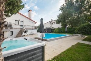 Bazén v ubytování Villa Marty with Private Pool and Jacuzzi nebo v jeho okolí