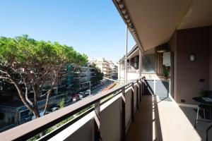 einen Balkon eines Gebäudes mit Straßenblick in der Unterkunft Fleming Magnolia, confortevole open space in Rom
