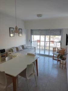 a living room with a bed and a table and chairs at ALOJAMIENTO LA ESTACIÓN in Gualeguaychú