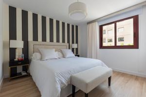 Un dormitorio con una gran cama blanca y una ventana en The Terraces Luxury Penthouses, 1D, en Santa Cruz de Tenerife