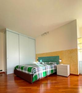 1 dormitorio con 1 cama y armario blanco en B&B Adelaide en Brescia