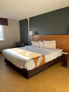 een groot bed in een hotelkamer met bij Quality Inn Frontier at US Hwy 30 in Clinton