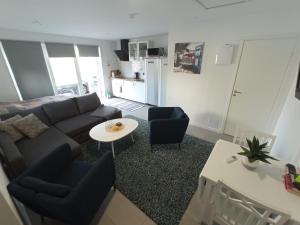 sala de estar con sofá, sillas y mesa en Hagavik 8, en Växjö